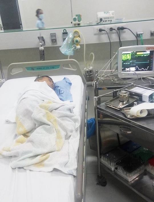 Sau tai nạn giao thông: Dượng mất, người cha ba con một mình nuôi bé trai 7 tuổi nửa tỉnh nửa mê trong bệnh viện - Ảnh 4.