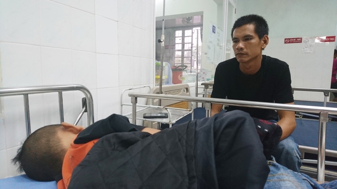 Sau tai nạn giao thông: Dượng mất, người cha ba con một mình nuôi bé trai 7 tuổi nửa tỉnh nửa mê trong bệnh viện - Ảnh 8.