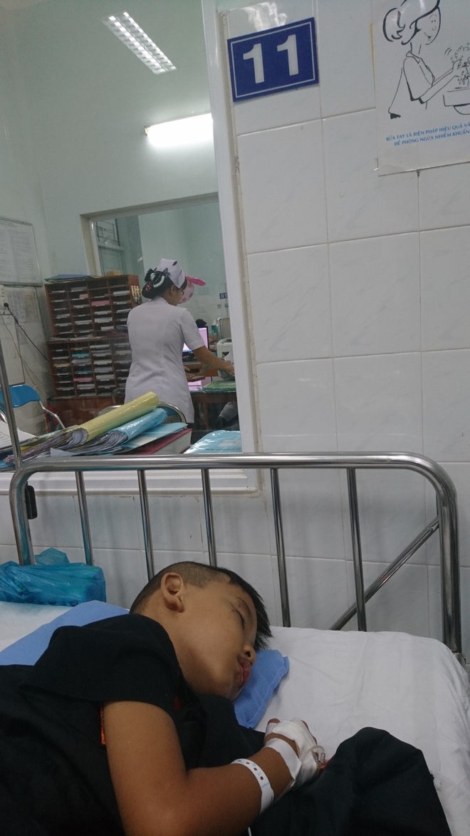 Sau tai nạn giao thông: Dượng mất, người cha ba con một mình nuôi bé trai 7 tuổi nửa tỉnh nửa mê trong bệnh viện - Ảnh 9.