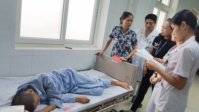Đại diện y, bác sỹ BVHNĐK Nghệ An kiểm tra thông tin và xác nhận người thân của bệnh nhân Thắng.