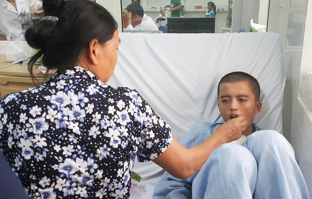  Bà Dung - mẹ anh Thắng xúc động khi được gặp lại con. 