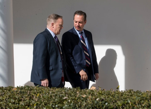  Cựu phát ngôn viên kiêm Giám đốc truyền thông Nhà Trắng Sean Spicer (trái) từ chức tuần trước để phản đối việc bổ nhiệm ông Scaramucci còn cựu Chánh văn phòng Nhà Trắng Reince Priebus (phải) vừa bị Tổng thống Donald Trump thay thế ngày 28/7. (Ảnh: Getty Images) 
