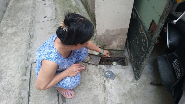  Người phụ nữ này mở nguồn nước cấp đầu vào cho gia đình để kiểm tra thì không có nước, đồng hồ không quay. 