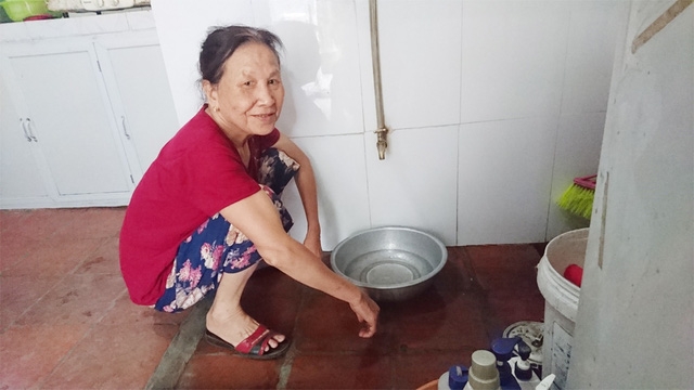 Bể chứa dự trữ nước sạch nhà bà Tín cũng sắp hết, bà lo lắng trong những ngày tới sẽ không có nước để dùng khi nguồn nước sạch vẫn mất.