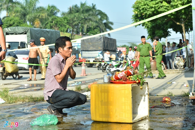 Tim thay 6 thi the trong be nuoc tai xuong banh keo bi chay o Ha Noi hinh anh 2
