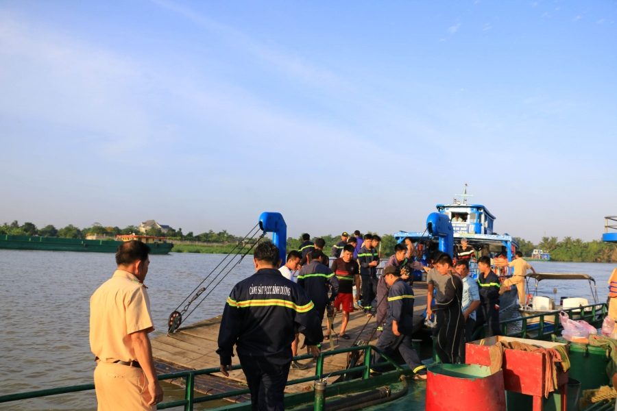Chìm tàu trên sông Sài Gòn, 2 người mất tích - ảnh 2