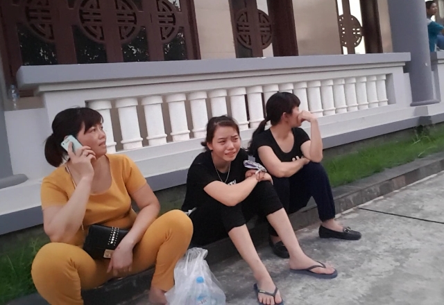  Những người thân của nạn nhân đang điện về cho gia đình chuẩn bị hậu sự. 