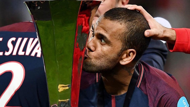 Dani Alves khuyên Neymar tới PSG
