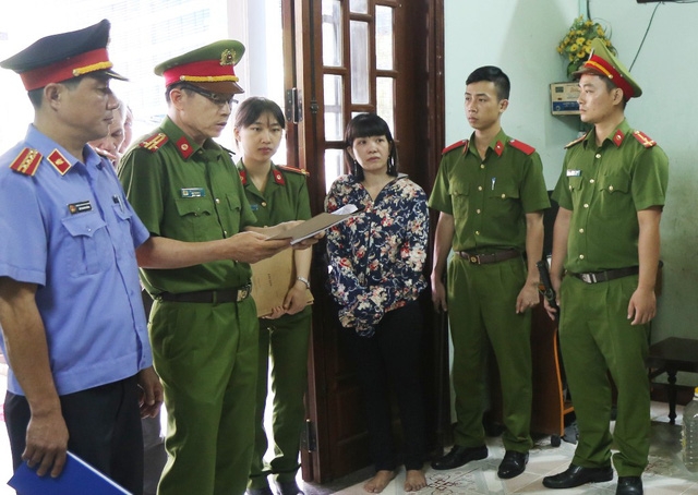 Cơ quan Cảnh sát điều tra Công an tỉnh Thừa Thiên Huế đọc lệnh bắt khẩn cấp đối tượng Trâm về hành vi lừa đảo chiếm đoạt tài sản