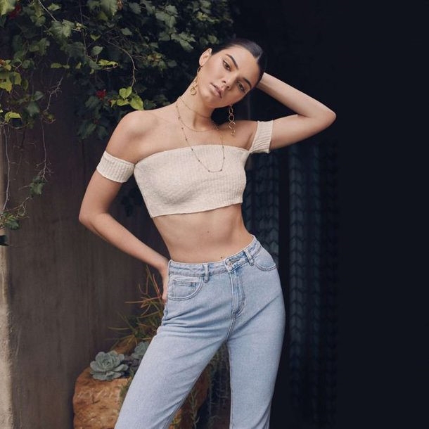 Giai ma suc hut chiec ao crop top ho vai cua Hoang Thuy Linh hinh anh 6
