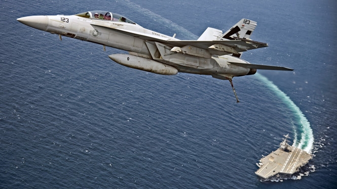 Chiếc F/A-18F Super Hornet cất cánh thành công từ tàu sân bay /// Hải quân Mỹ
