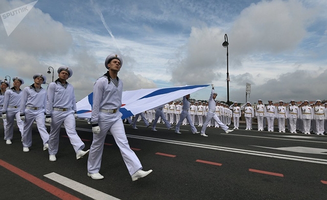 Những cuộc diễu binh nhỏ hơn cũng diễn ra từ vùng lãnh thổ Kaliningrad của Nga bên bờ biển Baltic cho tới bán đảo Crimea ở biển Đen. Đặc biệt, năm nay cũng là năm đầu tiên Nga phô diễn các khí tài hải quân tại Syria. Trong ảnh: Các thủy thủ Nga tham gia lễ diễu binh ở St. Petersburg ngày 30/7.
