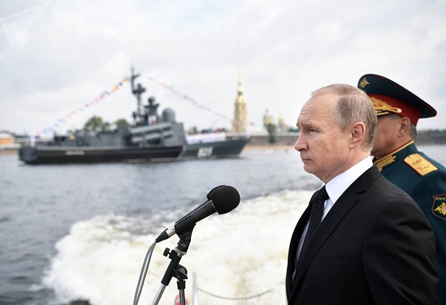 Tổng thống Vladimir Putin thị sát cuộc diễu binh trên sông Neva. Nhà lãnh đạo Nga kêu gọi phát triển và hiện đại hóa lực lượng hải quân để đối phó với những thách thức mới hiện nay.