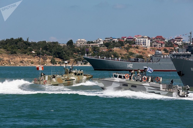 Các tàu Nga phô diễn sức mạnh trong lễ diễu binh ở Sevastopol. Ngày Hải quân Nga thường được tổ chức vào ngày Chủ nhật cuối cùng của tháng 7.