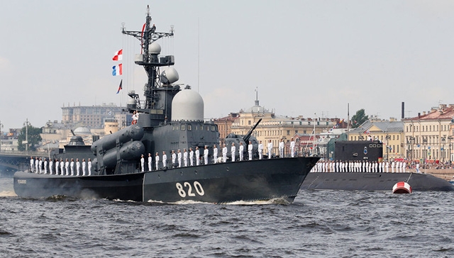 Tàu tên lửa Chuvashia và tàu ngầm diesel Dmitrov tham gia lễ diễu binh của lực lượng hải quân ở St. Petersburg.
