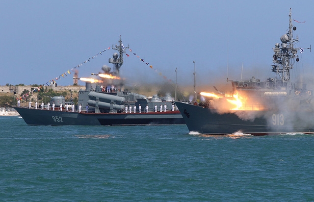 Tên lửa được phóng từ tàu quét mìn Kovrovets trong lễ diễu binh ở cảng Sevastopol tại biển Đen trong lễ diễu binh ngày 30/7.