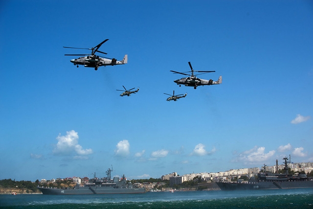 Trực thăng tấn công Ka-52 của Nga sải cánh trong lễ diễu binh ở Sevastopol.