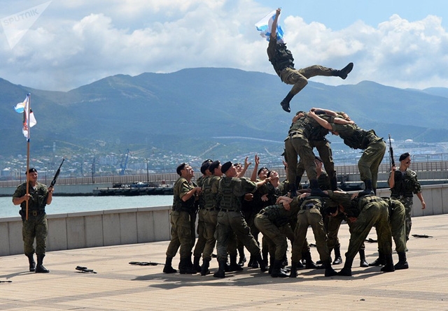 Một màn trình diễn của lính thủy đánh bộ Nga chào mừng Ngày Hải quân Nga ở Novorossiysk.