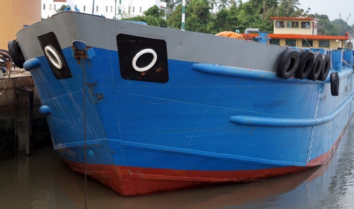 Sà lan trong vụ tai nạn bị tạm giữ. Ảnh: Nguyệt Triều.