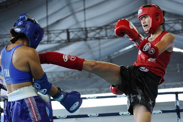 Bùi Yến Ly (phải) bên cạnh VĐV Koson Apasara sau trận chung kết World Games 2017. Ảnh: IFMA