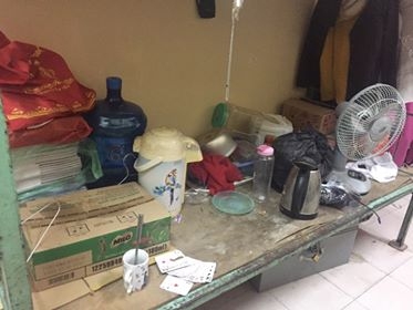 Đã tìm ra cô nàng nữ hoàng ở bẩn: nằm ngủ trên giường ngập rác, bát đĩa mốc meo cả tuần không rửa - Ảnh 2.