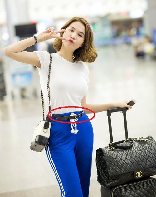 fan nga ngua vi ngoc trinh mac loi trang phuc khi ra san bay hinh anh 2