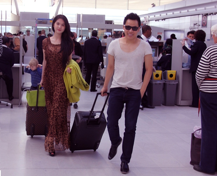 fan nga ngua vi ngoc trinh mac loi trang phuc khi ra san bay hinh anh 8