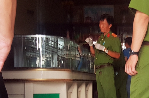 Kẻ cướp đã đập vỡ tủ trưng bày, lấy đi khoảng 10 lượng vàng. Ảnh: Hoàng Nam