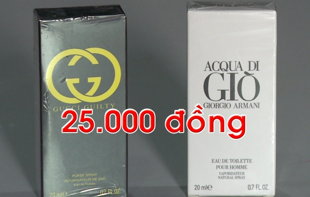 Hai chai nước hoa PV mua với giá 25.000 đồng/chai và được các tiểu thương bán với mức giá từ 500.000 - 700.000 đồng
