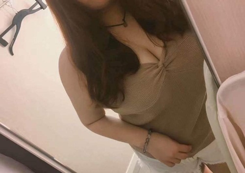 yeu ao, chang trai phai vao nha ve sinh keu cuu khi gap hinh anh 1
