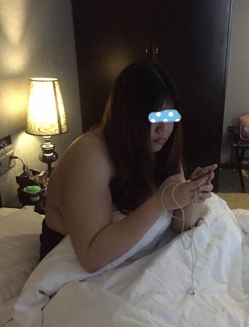 yeu ao, chang trai phai vao nha ve sinh keu cuu khi gap hinh anh 2