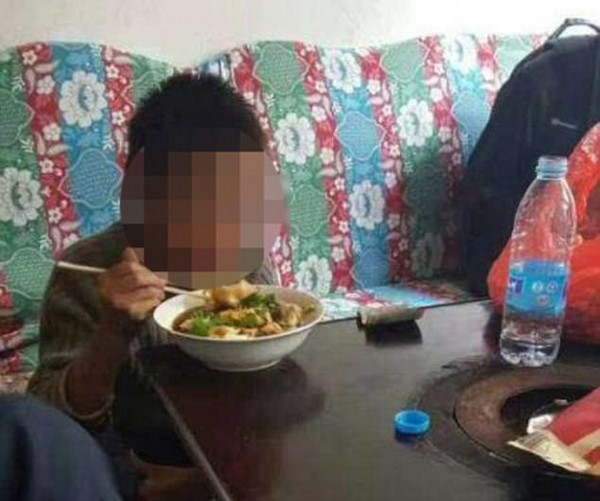 Cậu bé Miao được bữa ăn ngon sau 24 ngày ăn bất cứ thứ gì mà mình tìm thấy, bao gồm cả việc bắt rắn để ăn