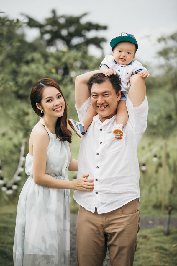 duong-cm-lynh-hanh-phuc-vien-man-ben-chong-va-con-trai-4