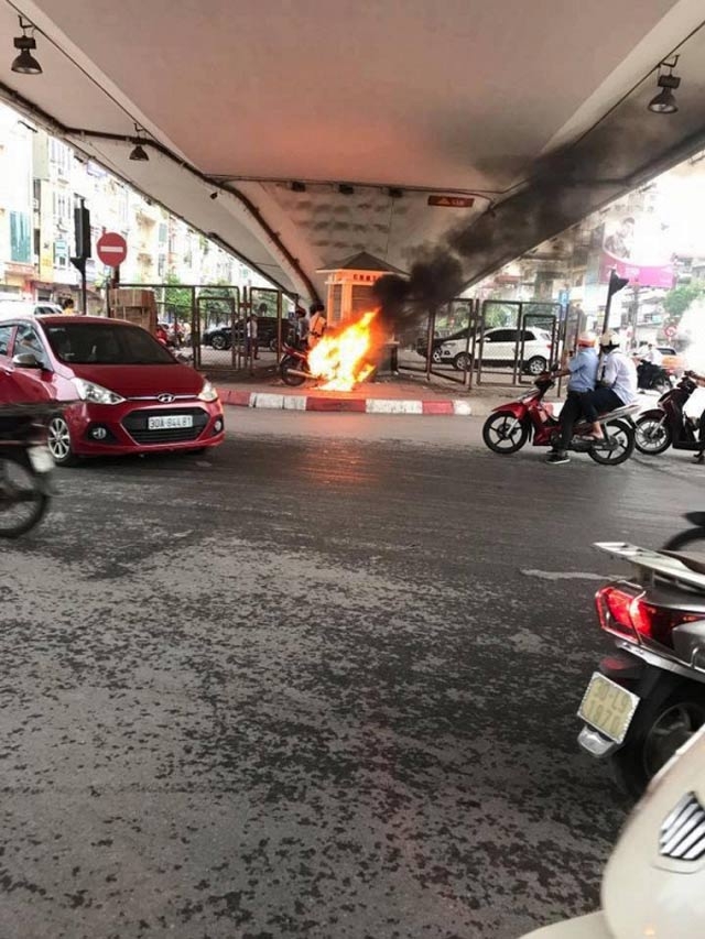 ha noi: tụ dot xe may khi bi csgt bat vi pham? hinh anh 1