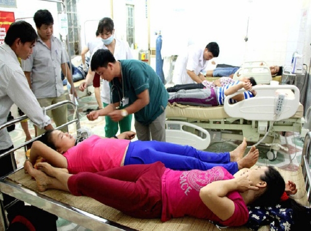  10 người dân xã Cắm Muộn đang điều trị tại bệnh viện. 