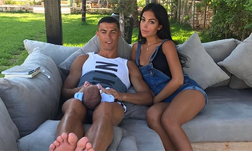 ban-gai-ronaldo-lan-dau-khoe-anh-bung-bau-1