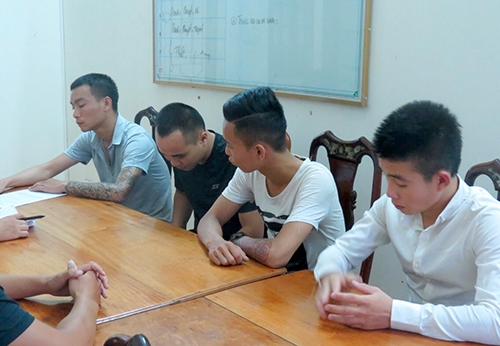 4-thanh-nien-rinh-truoc-cong-nha-chem-trong-thuong-gia-chu