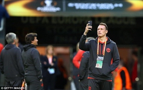 Man Utd tuyen bo khang an treo gio cua Phil Jones hinh anh