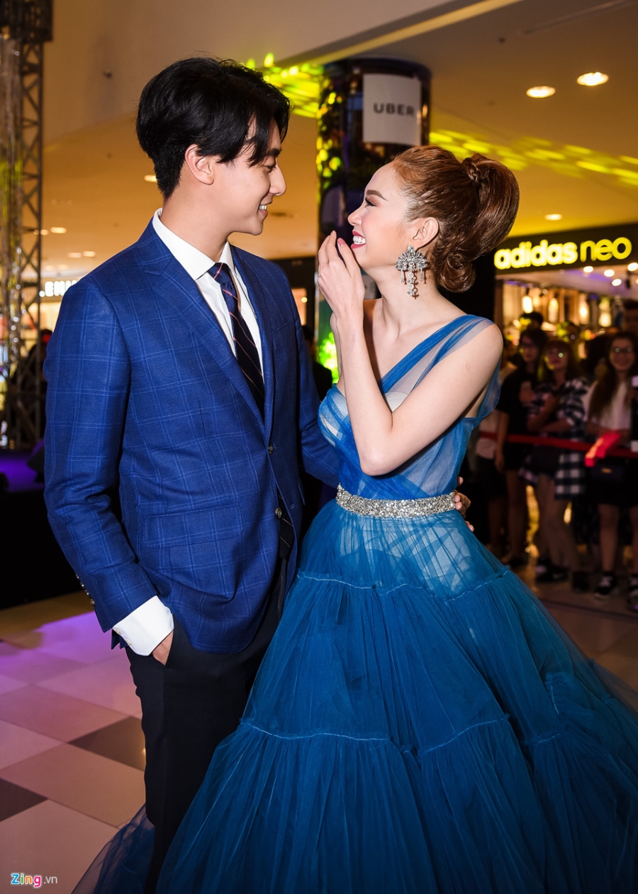 Minh Hang mac dep nhu cong chua trong ngay ra mat phim hinh anh 2