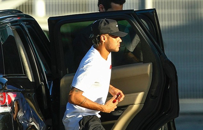 Neymar đến Porto kiểm tra y tế, chuẩn bị gia nhập PSG