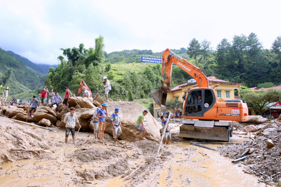 Tập trung tìm người mất tích trong lũ quét 