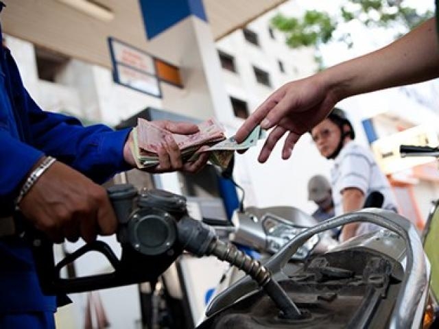 Hoạt động kinh doanh xăng dầu chiếm tỷ trọng 48,3% trong cơ cấu lợi nhuận hợp nhất của Petrolimex.