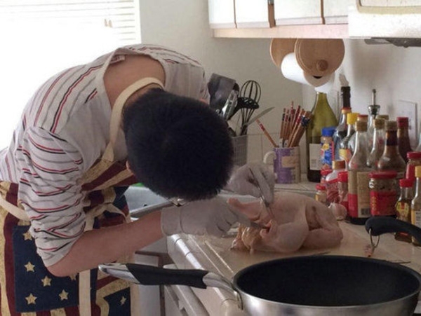 Làm gà nướng mà chẳng biết rút xương, cô gái muối mặt nhìn kết quả của bạn trai học y khoa - Ảnh 1.