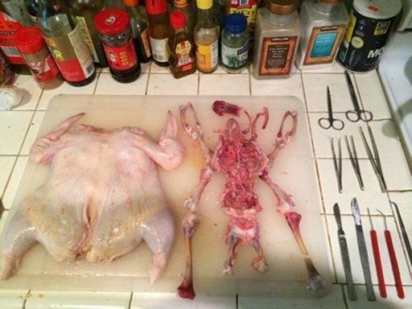 Làm gà nướng mà chẳng biết rút xương, cô gái muối mặt nhìn kết quả của bạn trai học y khoa - Ảnh 4.