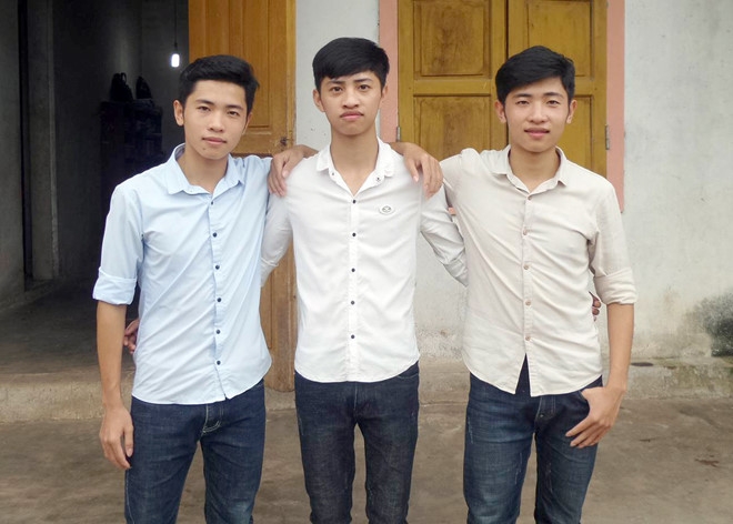Anh em sinh ba cung do mot truong quan doi hinh anh 1