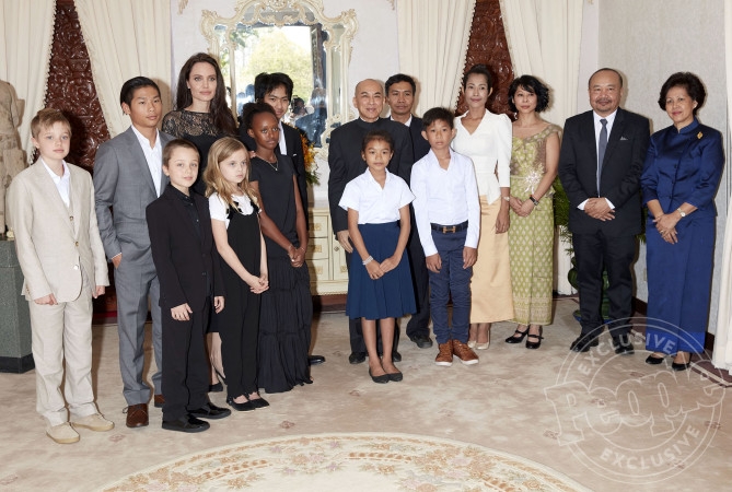 cac-con-theo-angelina-jolie-di-lam-tu-thien-tu-chau-a-toi-chau-phi-2