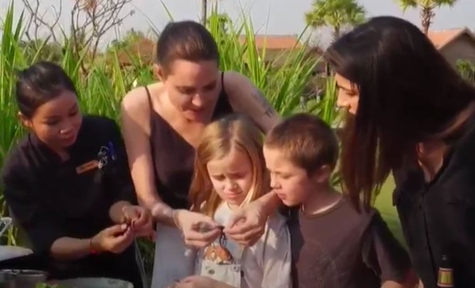 cac-con-theo-angelina-jolie-di-lam-tu-thien-tu-chau-a-toi-chau-phi-3