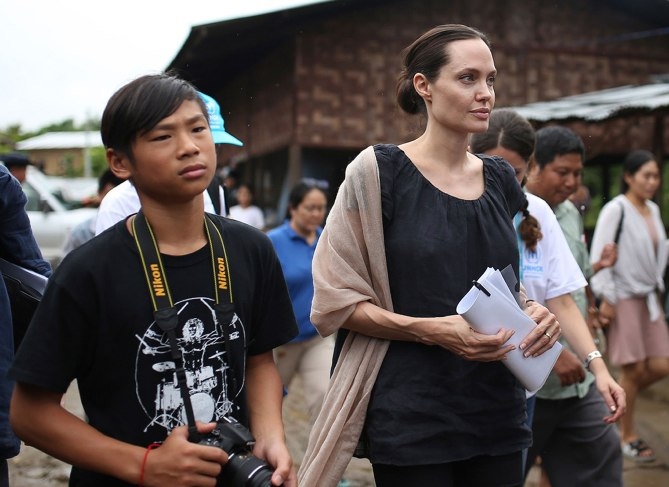 cac-con-theo-angelina-jolie-di-lam-tu-thien-tu-chau-a-toi-chau-phi-6