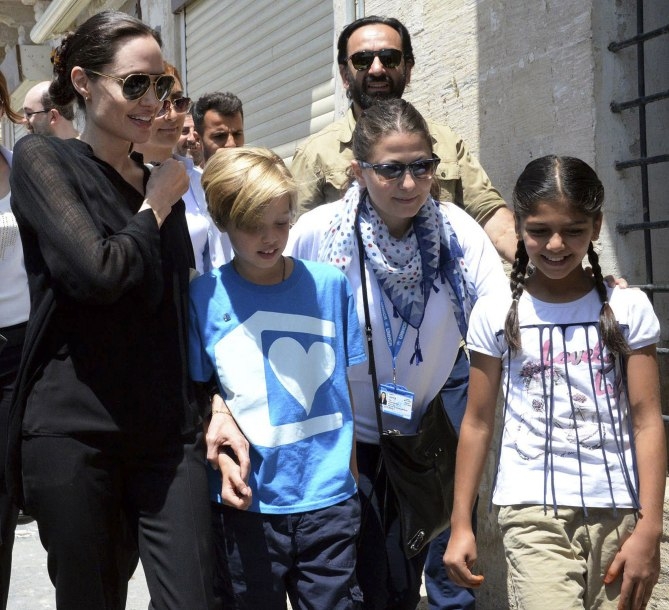 cac-con-theo-angelina-jolie-di-lam-tu-thien-tu-chau-a-toi-chau-phi-7