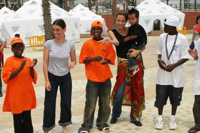 cac-con-theo-angelina-jolie-di-lam-tu-thien-tu-chau-a-toi-chau-phi-9